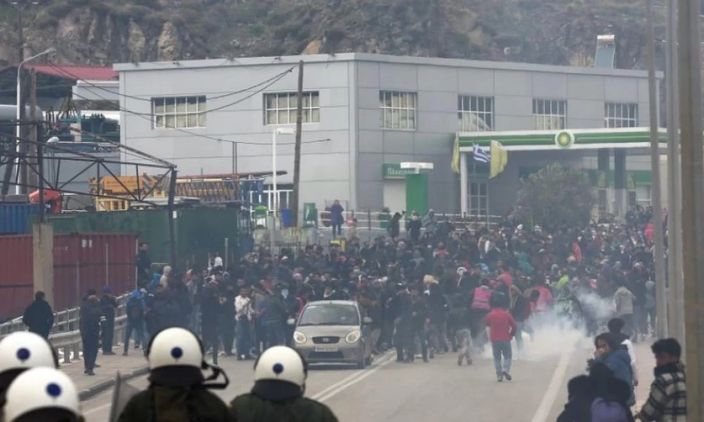 "Εμπόλεμη ζώνη" η Μόρια: Νεκρός μετανάστης από αιματηρές συγκρούσεις